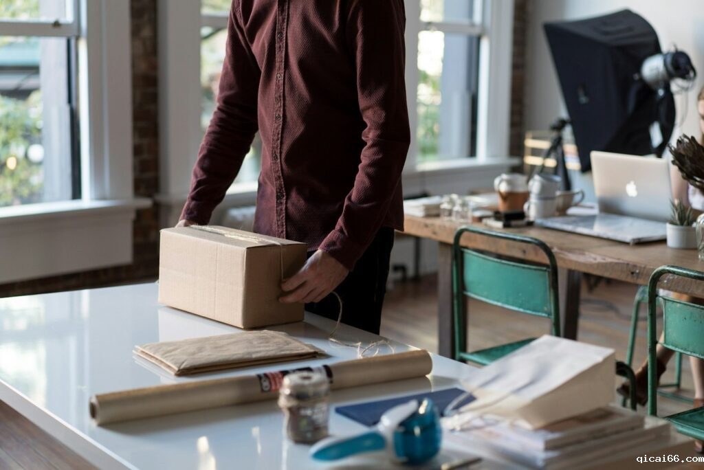 什么是Dropshipping代发货?从0开始打造无库存的跨境电商独立站销售 3 person holding cardboard box on table