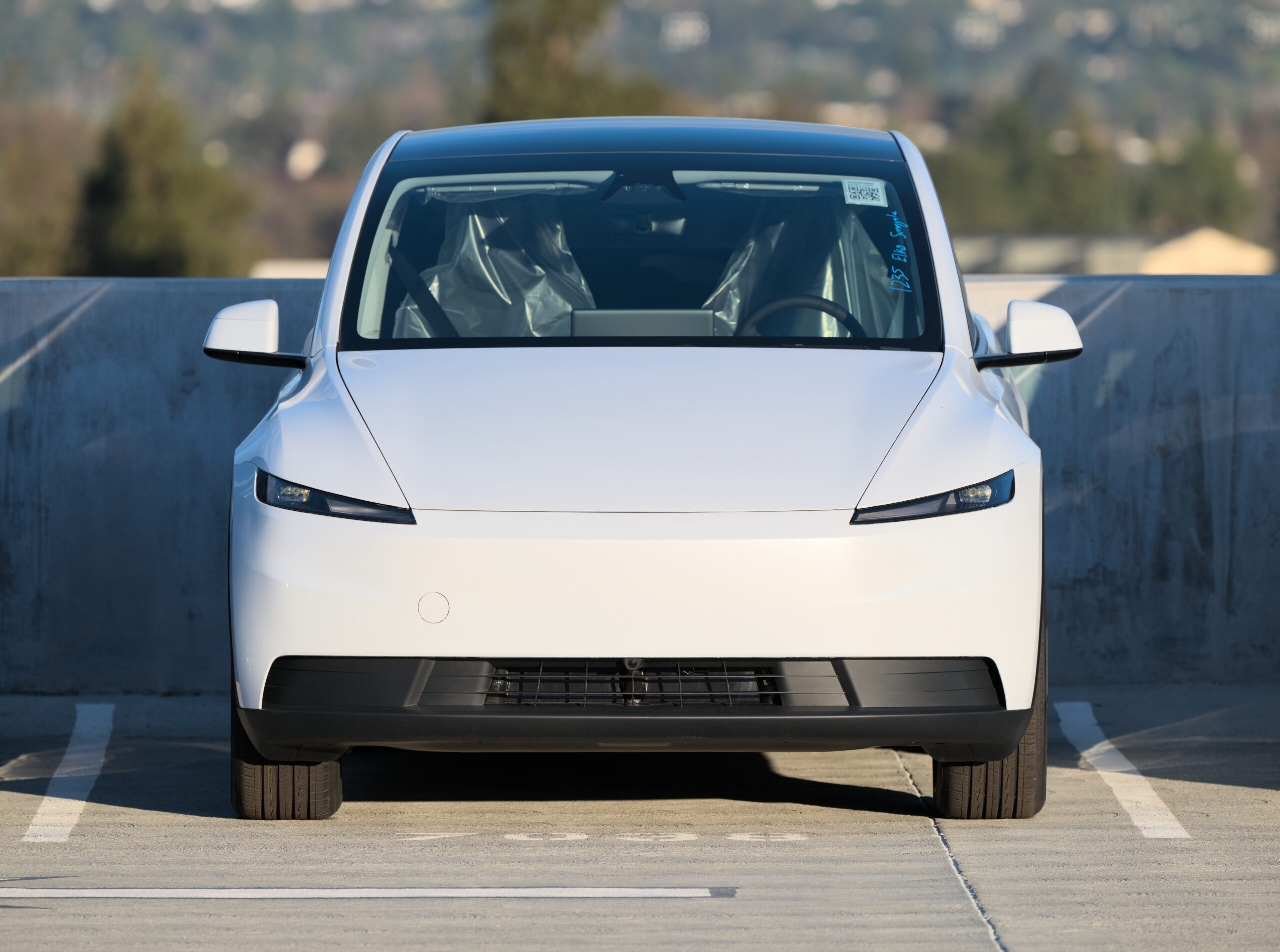 一辆特斯拉 Model Y 正面照,作者 2022 年在最高价时购入这款车