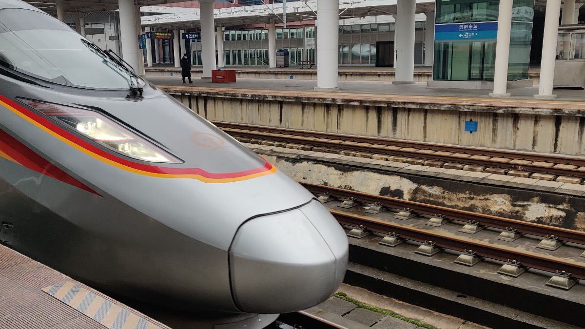 贵阳东站站台上的复兴号高铁列车,中国高铁运营里程 2025 年底已突破 5 万公里