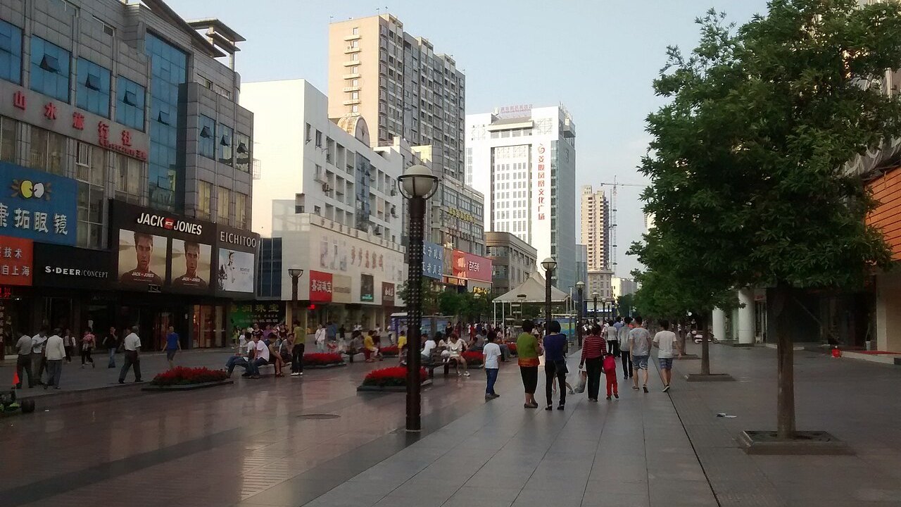 中国江苏姜堰的小城步行街,三四线城市与县城日常生活的街道场景