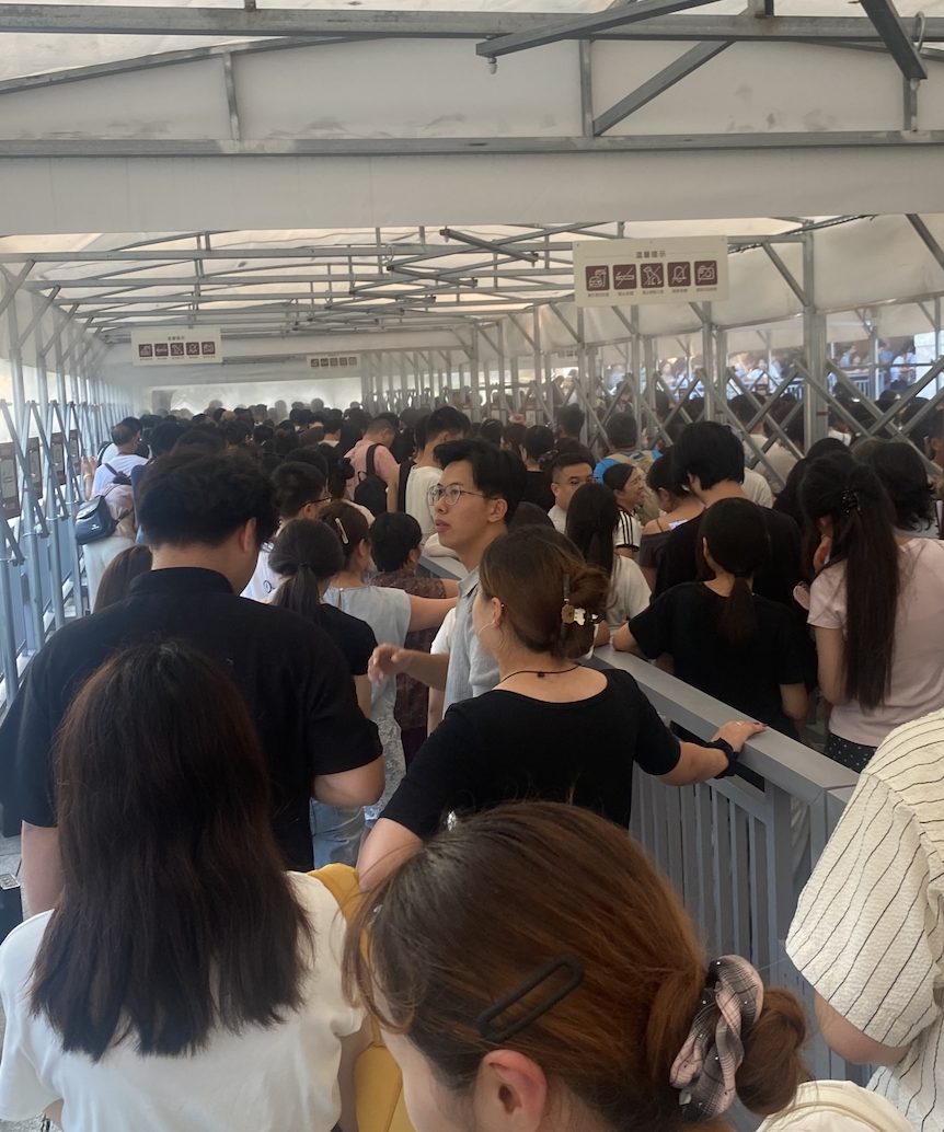 南京景点入口排队长廊里拥挤的人群,我拍的实景