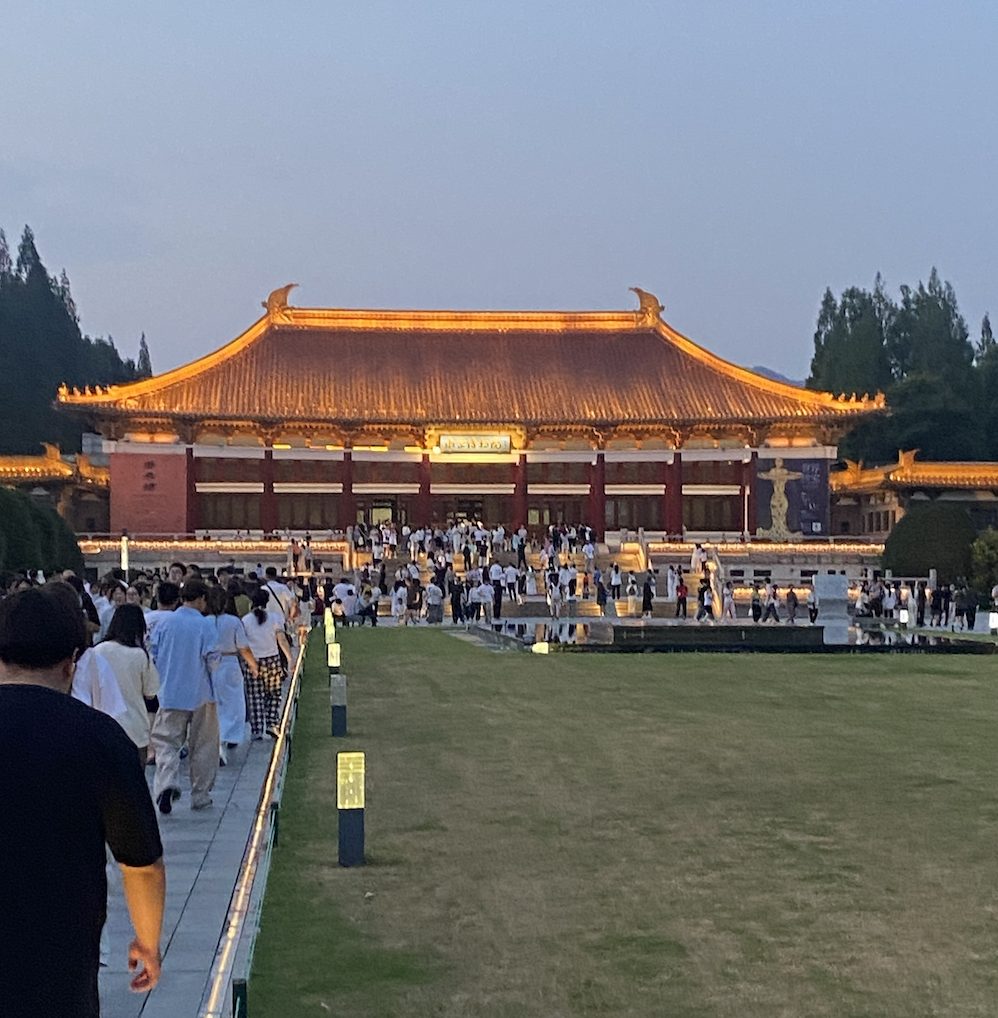 傍晚亮灯的南京博物院大殿,广场和台阶上都是游客,我拍的实景
