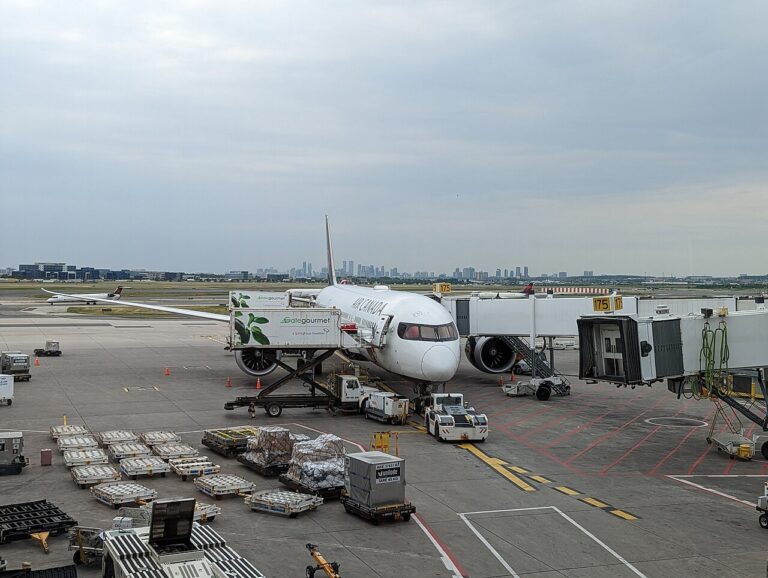 Aeroplan 积分完全指南 2026:加拿大人怎么攒、怎么换才不亏