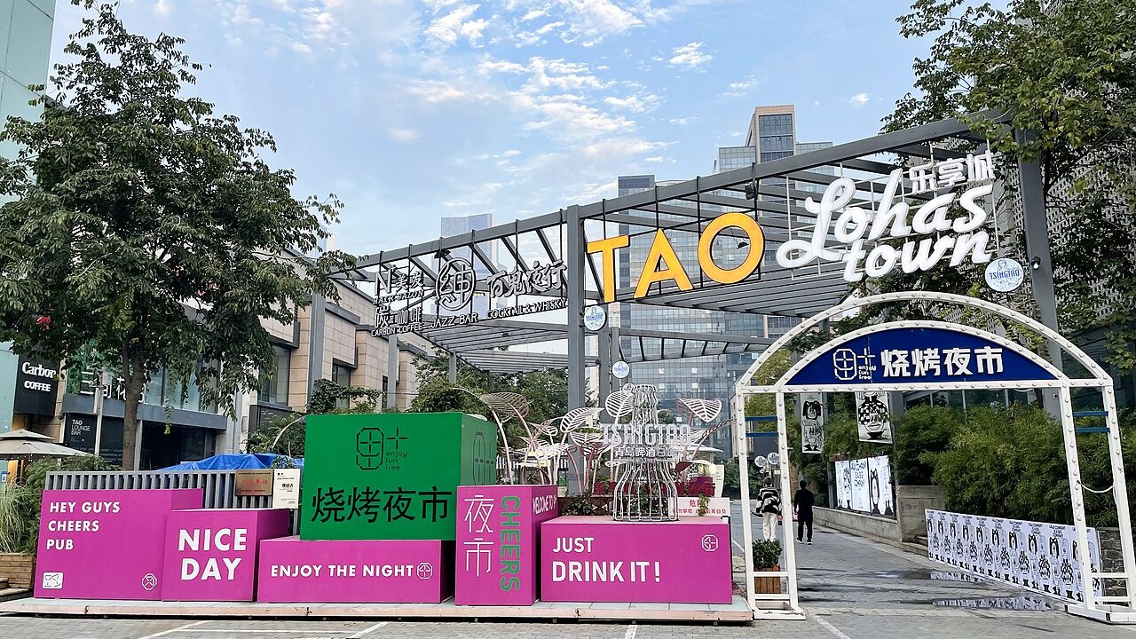 中国城市夜市的路边摊与食客，地摊经济放开后重新热闹起来的街头景象
